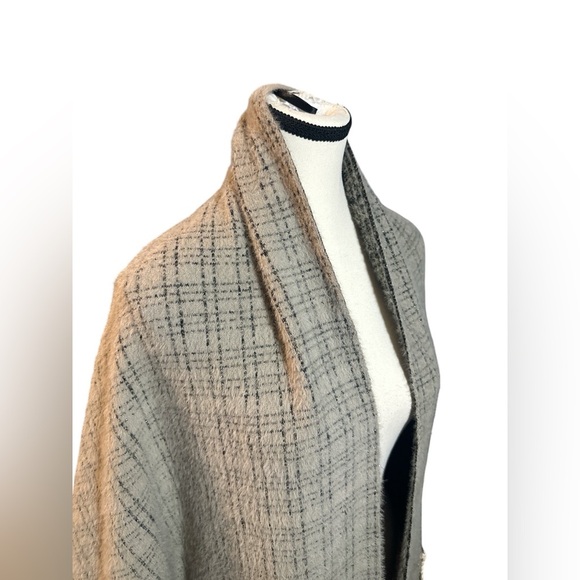 Chic Tan and Black Women's Wrap with Dolman Sleeves - Picture 6 of 7